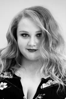 Danielle Macdonald como: Lillian Roxon