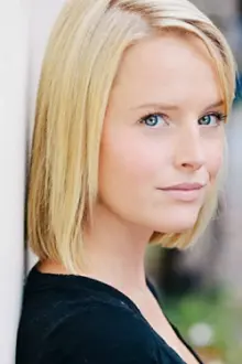 Sarah Smyth como: Brooke