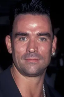 Trevor Goddard como: Damien Bandera