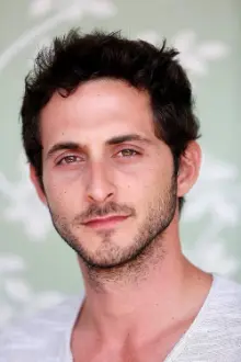 Tomer Capone como: Aviv Danino