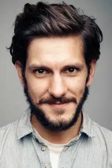 Mathew Baynton como: Dylan