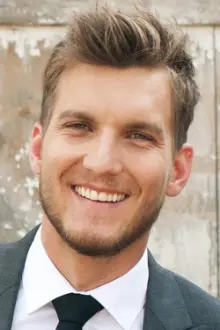 Scott Michael Foster como: Arron Martin