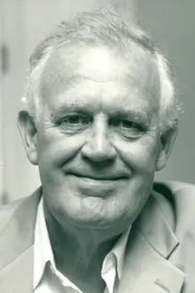 Joss Ackland como: Sir Burton Rumsey