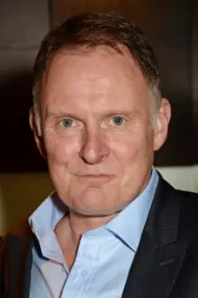 Robert Glenister como: The Controller