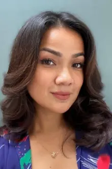 Nirina Zubir como: Laila