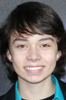 Noah Ringer como: Aang