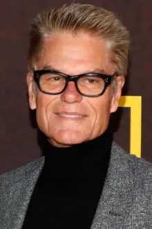 Harry Hamlin como: Charles Raynor