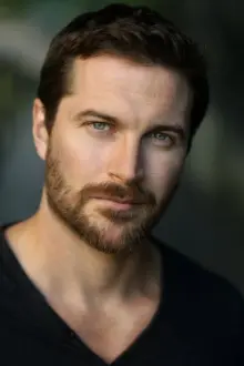 Kieran Bew como: Hayden