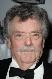 Bernard Fox como: Justin