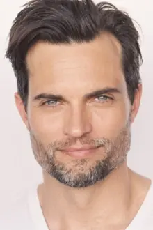 Scott Elrod como: David Bishop