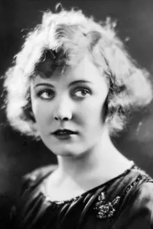 Edna Purviance como: Maid (archive footage)