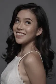 Gabby Padilla como: Joyce