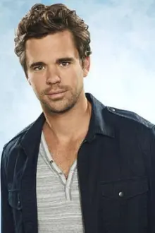 David Walton como: Deputy Graham