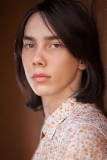 Charlie Wright como: Rodrick Heffley