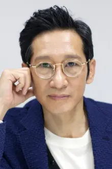 Wang Jinsong como: Liu Bo Wen [Strategist]
