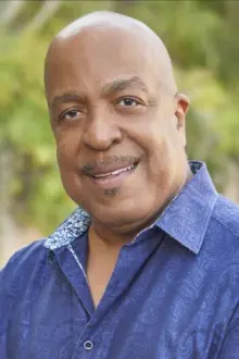 Robert Gossett como: James