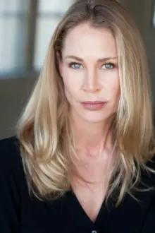 Kathleen Kinmont como: Karin Crosse