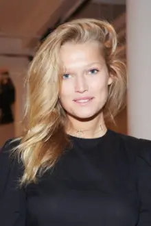 Toni Garrn como: Reeva Steenkamp