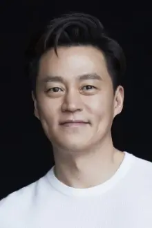 Lee Seo-jin como: Commander Hwangbo