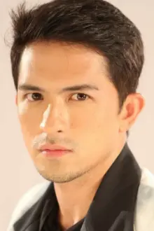 Dennis Trillo como: Emmanuel Dela Paz