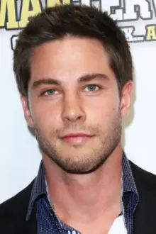 Dean Geyer como: Daniel