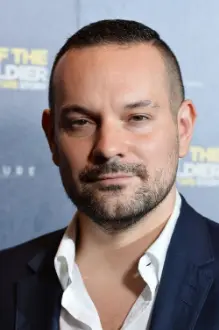 Nick Nevern como: Damien