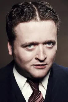 Neil Casey como: Sam Adams