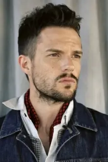 Brandon Flowers como: Vocals, keyboards