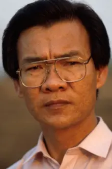 Haing S. Ngor como: Sensei