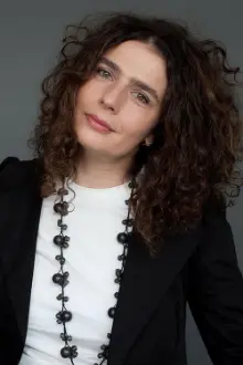 Arsinée Khanjian como: Mona