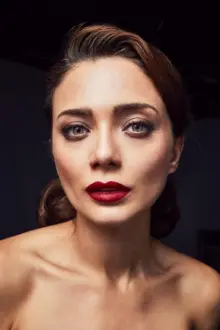 Damla Sönmez como: Özlem