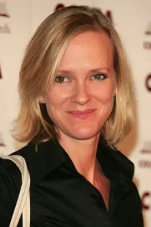 Hermione Norris como: Cassie Manson