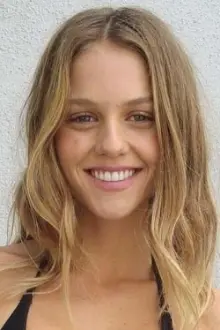 Isabelle Cornish como: Sophie