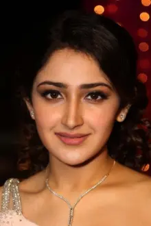 Sayesha Saigal como: Divya