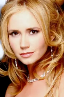 Ashley Jones como: Elaine