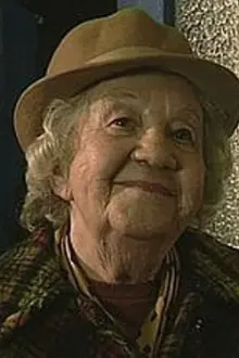 Gwenllian Davies como: Aunt Delyth