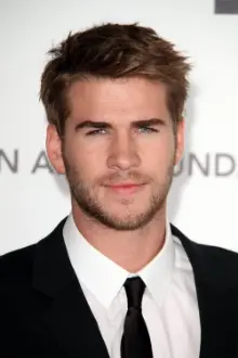 Liam Hemsworth como: Kyle