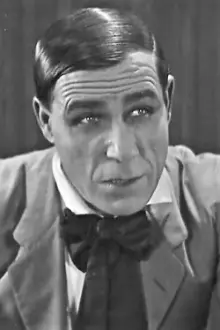 Frank Hagney como: Gus Lynch