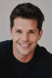 Max Carver como: Kevin