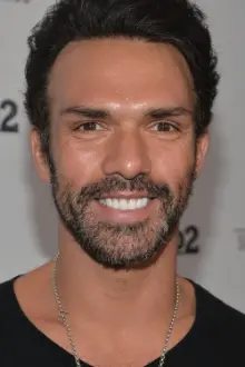 Darren Shahlavi como: Twister