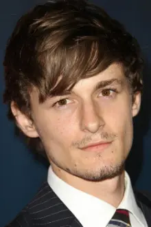 Giles Matthey como: Carter