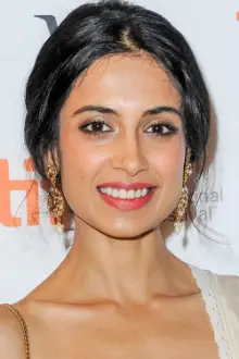 Sarah-Jane Dias como: Frieda Da Silva