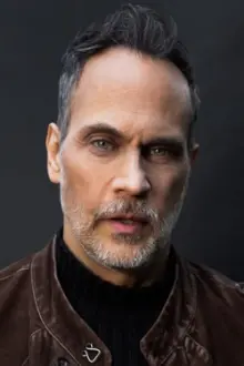 Todd Stashwick como: 