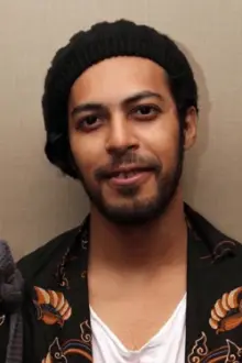 Alex Abbad como: Bow