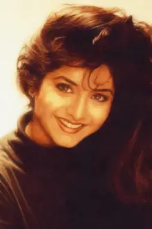 Divya Bharti como: Laila / Sitara