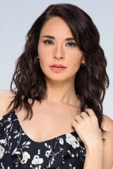 Adriana Louvier como: Silvia Estévez