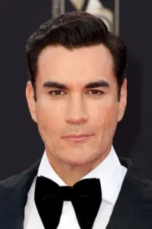 David Zepeda como: Maximiliano "Max" Irázabal