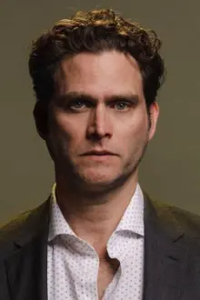 Steven Pasquale como: Luke Maynard