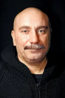 Mustafa Avkıran como: İsmet Ali Topçuoğlu