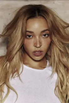 Tinashe como: Carrie Baker